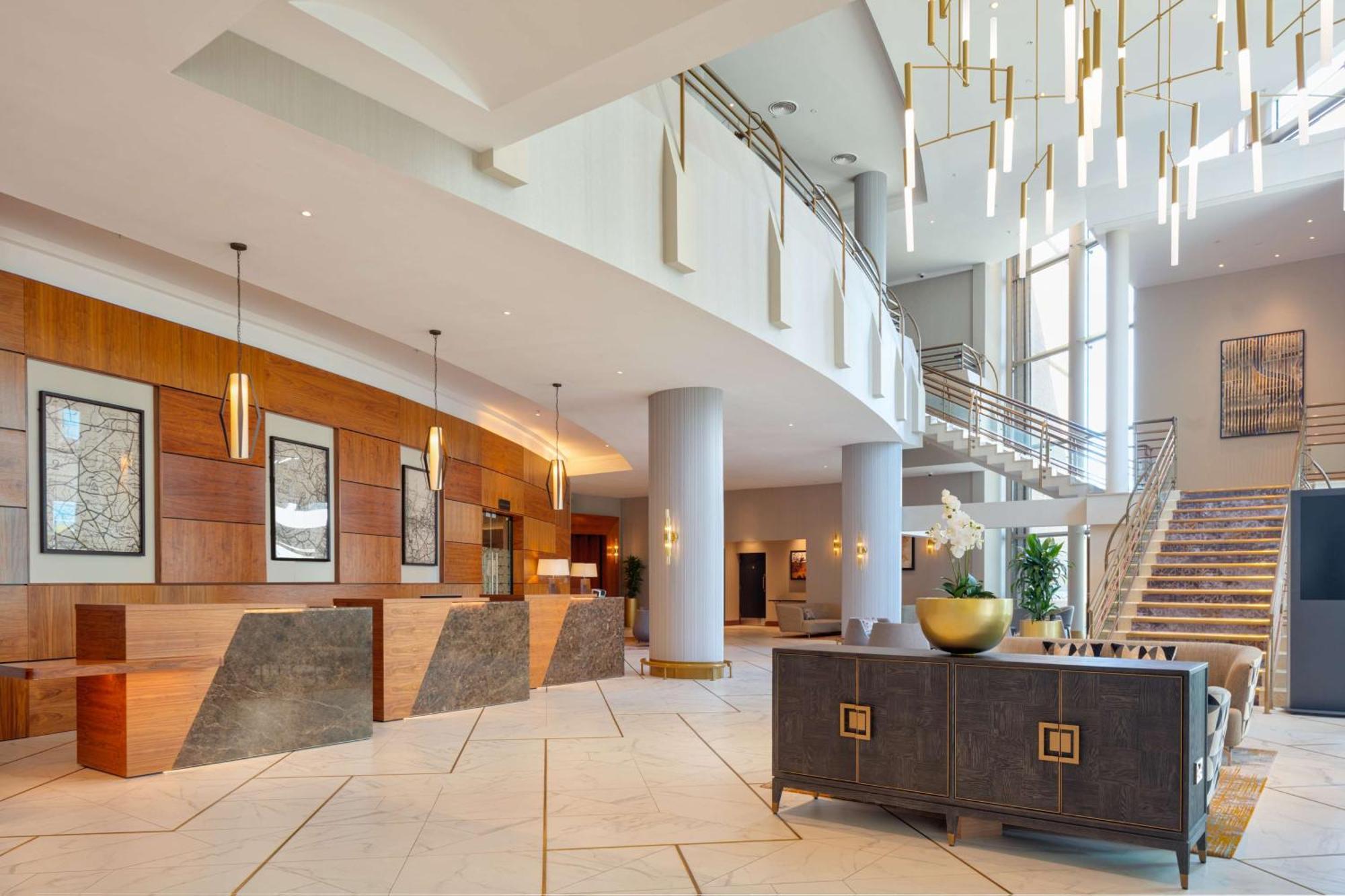 โรงแรมฮิลตัน เบลฟาสท์ เบลฟาสต์ ภายนอก รูปภาพ The lobby of the hotel