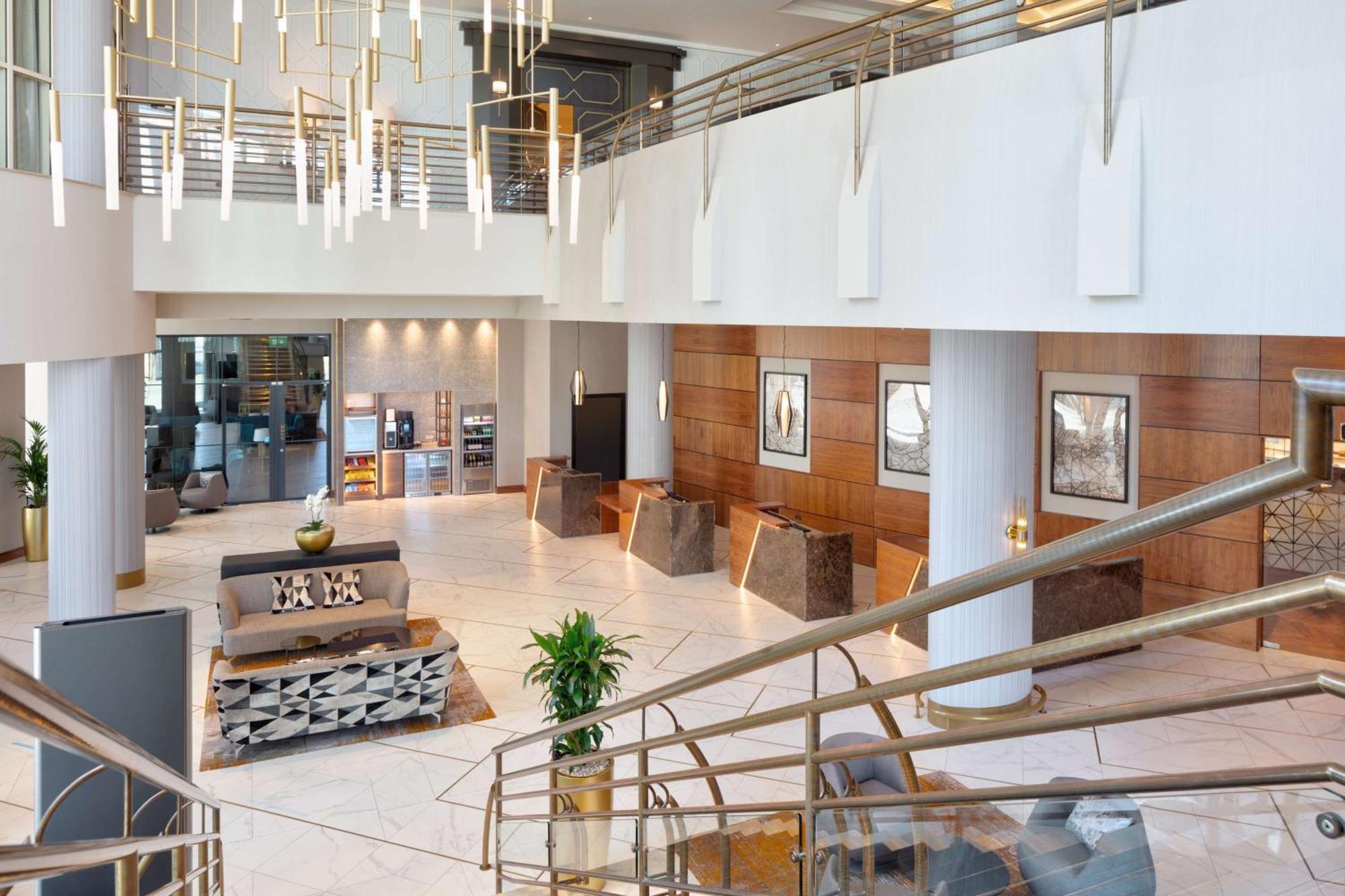 โรงแรมฮิลตัน เบลฟาสท์ เบลฟาสต์ ภายนอก รูปภาพ The lobby of the hotel
