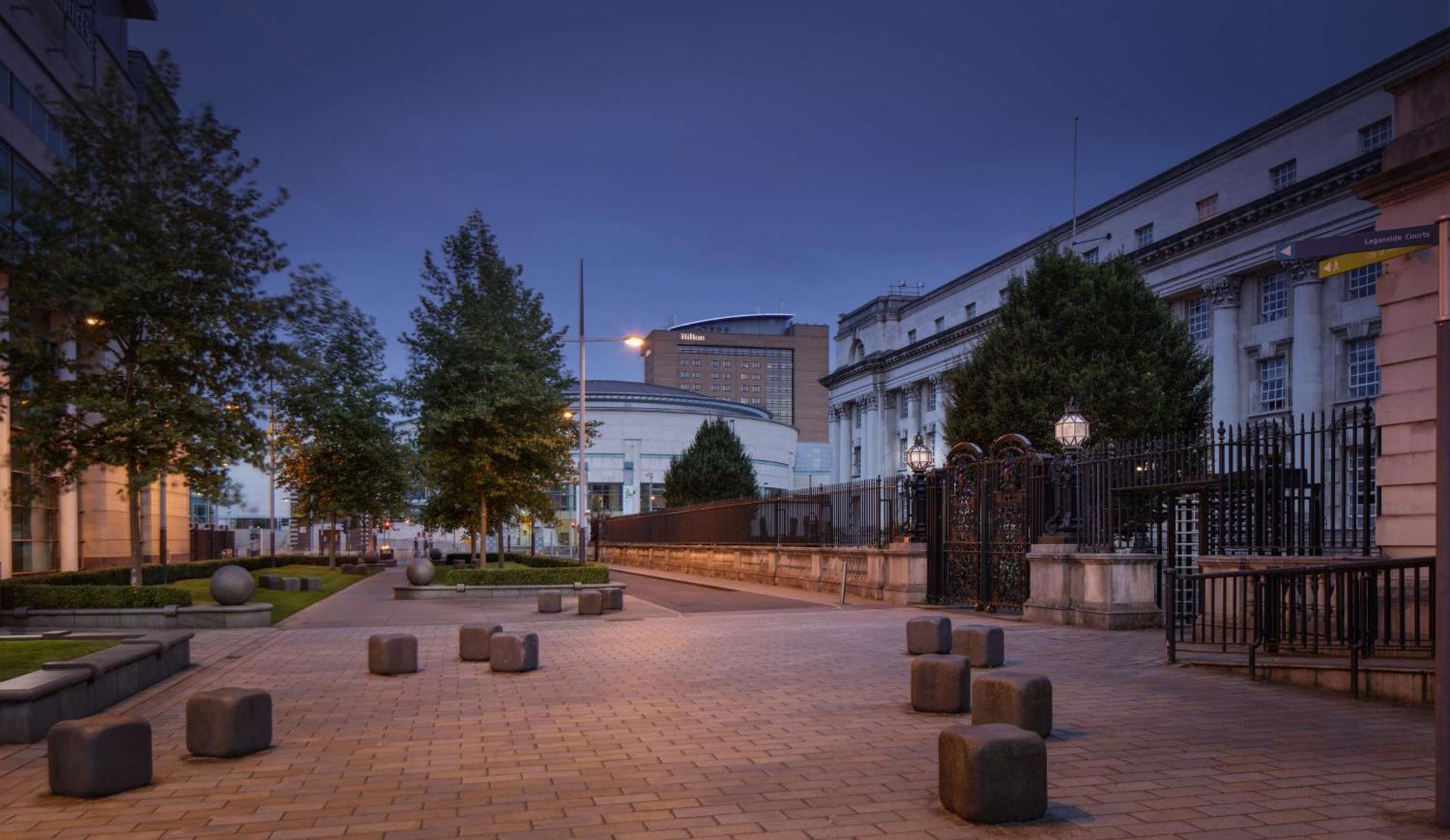 โรงแรมฮิลตัน เบลฟาสท์ เบลฟาสต์ ภายนอก รูปภาพ The main entrance to the UCL campus on Gower Street